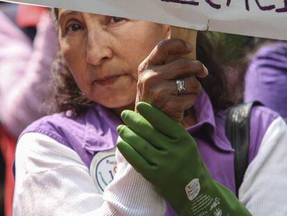Una empleada doméstica en una manifestación en abril de 2015.