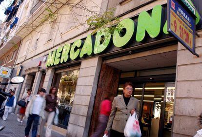 Varios clientes salen de un supermercado de la cadena Mercadona.