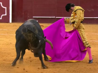 Morante de la Puebla, a la verónica ante su primer toro.
