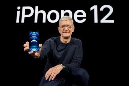 El consejero delegado de Apple, Tim Cook, con el iPhone 12.