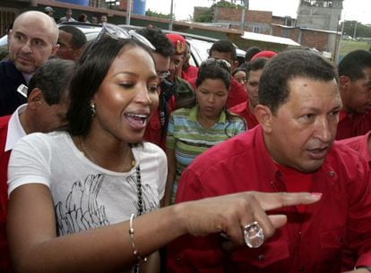 La modelo Naomi Campbell, que entrevistó al presidente para la revista 'GQ', en una visita a Hugo Chávez a Venezuela de 2007.