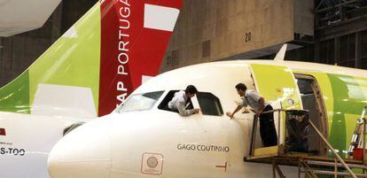 A-320 de TAP en un hangar de la compañía en Lisboa (Portugal).