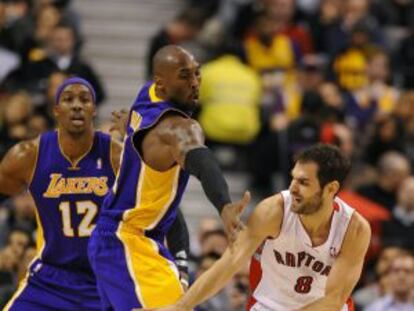 Calder&oacute;n trata de pasar el bal&oacute;n ante Kobe Bryant 