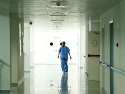 Una enfermera en un pasillo del hospital de Valdemoro.