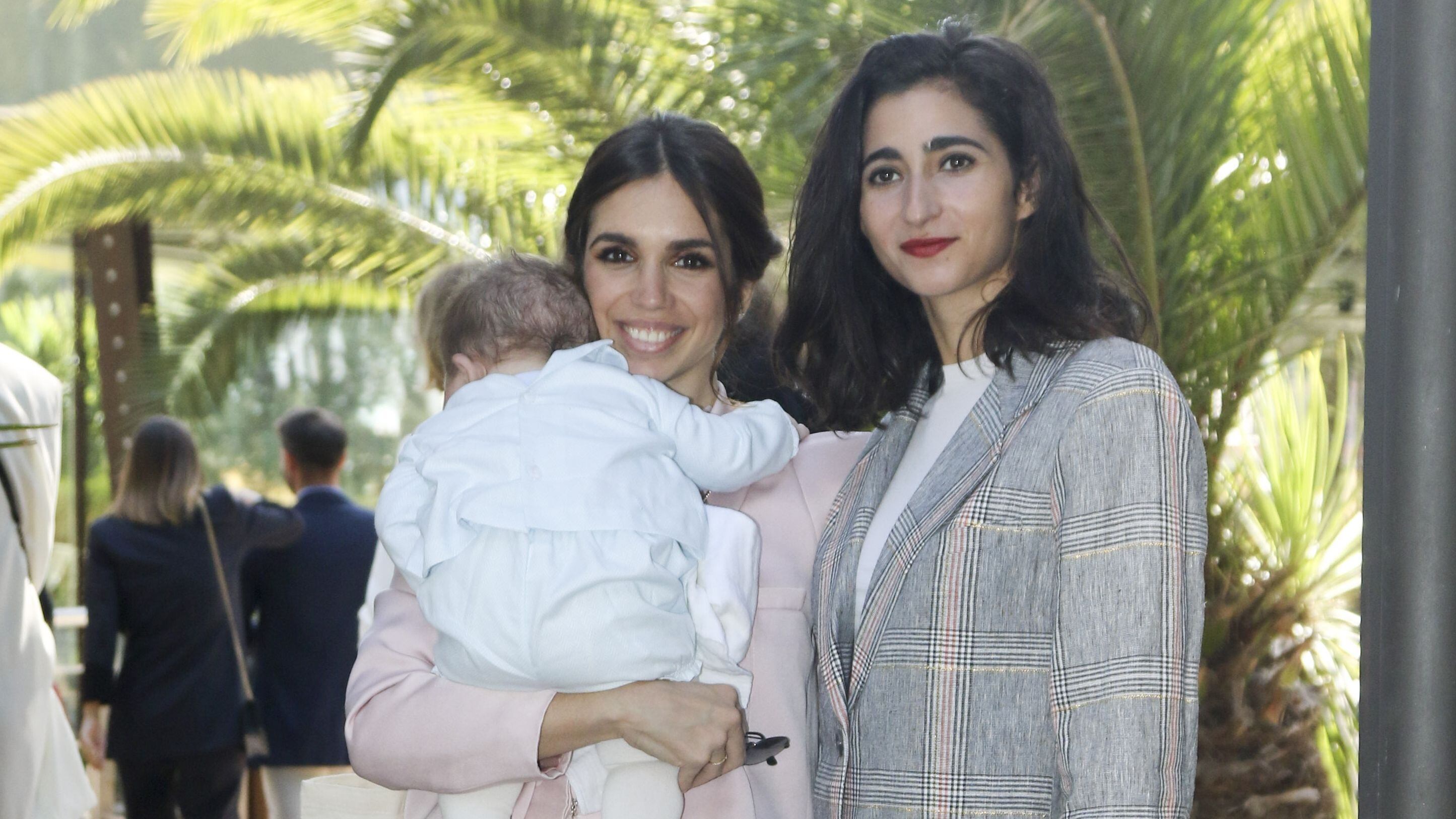 Elena Furiase con su hijo Noah en brazos y su prima, la también actriz Alba Flores, en marzo de 2019 en Madrid . 