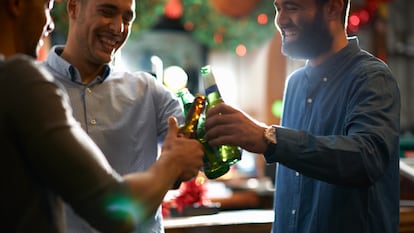 El alcohol es, junto al tabaquismo, la mala alimentación y el sedentarismo, uno de los cuatro factores principales de la morbilidad y la mortalidad por enfermedades crónicas no transmisibles.