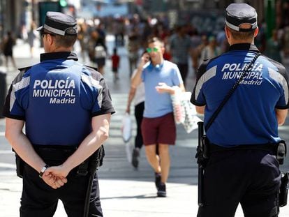 Dos policías municipales, en una imagen de archivo.