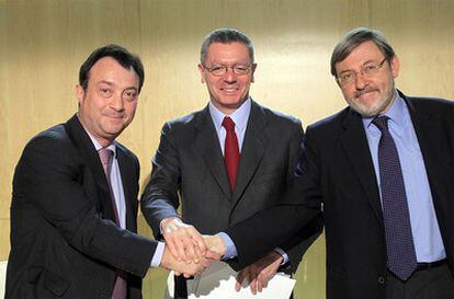 Gallardón, Cobo y Lissavetzky juntan sus manos en la rueda de prensa en la que han presentado la candidatura de Madrid 2020.