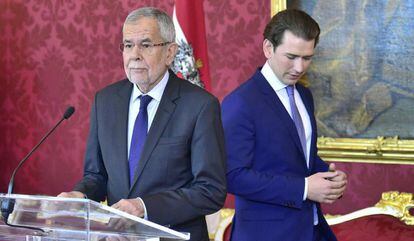 El presidente de Austria, Alexander Van de Bellen, y el canciller, Sebastian Kurz, este domingo en Viena.