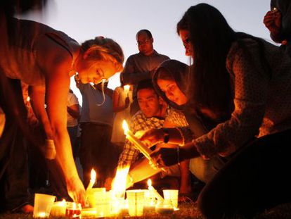 Vigilia en honor a las v&iacute;ctimas de Oak Creek en la plaza de la Catedral. 