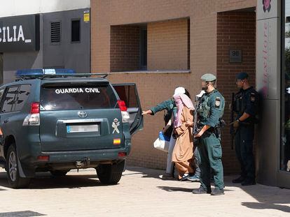 Agentes de la Guardia Civil trasladan a una mujer acusada de adoctrinar en el yihadismo a sus hijos, el pasado septiembre en Vitoria.