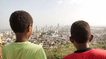 Dos niños de El Hoyo Kennedy observan la parte rica de Cartagena de Indias.