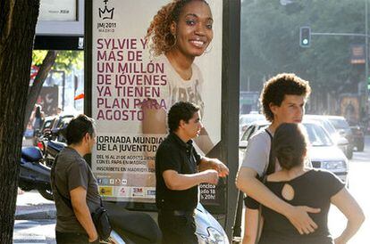 Un cartel anuncia la Jornada Mundial de la Juventud en una calle de Madrid.