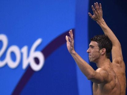 Phelps celebra el oro de EE UU en 4x100. 