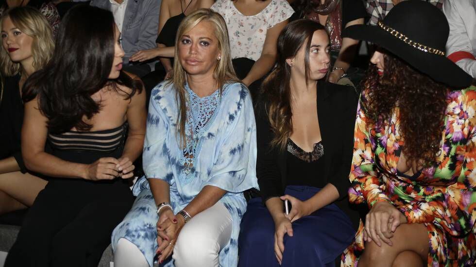 Belen Esteban y su hija (a su izquierda), en el desfile de Dolores Cortés en Madrid en septiembre de 2016.