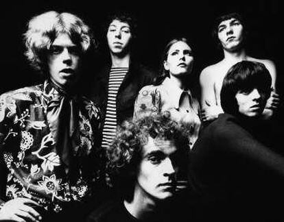 Desde la izquierda, Martin Lamble, Richard Thompson, Ashley Hutchings, Judy Dyble, Simon Nicol e Ian Matthews, miembros de Fairport Convention, en 1968.