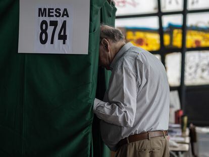 Un hombre ingresa a una casilla de votación en Santiago, Chile, en diciembre de 2023.