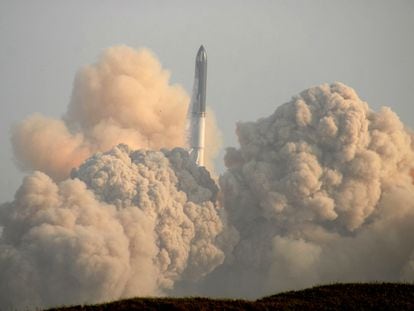 El cohete 'Starship' levanta una gigantesca nube de arena, visto desde las inmediaciones del Río Bravo, en Matamoros Tamaulipas (México).