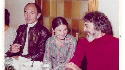 Irene Rouba, entre su marido Pawel Rouba y Fabià Puigserver, en los años setenta.