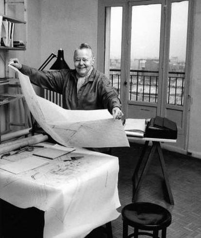 Charlotte Perriand fue una creadora imparable que siguió revolucionando el diseño hasta los últimos años antes de su meurte. En la imagen, posa así de sonriente en 1991. |