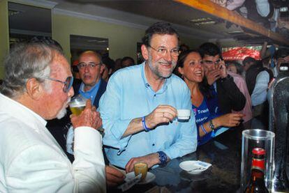 Mariano Rajoy toma un café en un bar de Santa Cruz de Tenerife.