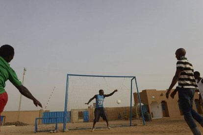 Unos emigrantes juegan al fútbol en el patio central de un centro de acogida de emigrates de la OIM