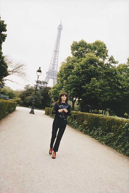 Marie-Amélie Sauvé en el Campo de Marte, un tranquilo jardín a los pies de la Torre Eiffel. El balcón de su oficina, en la avenida Charles Floquet, tiene vistas a este emblemático monumento, símbolo de París desde 1889.