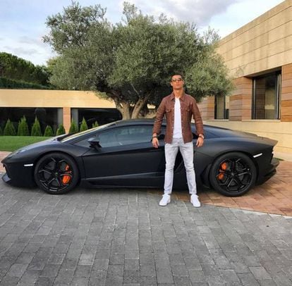 Cristiano Ronaldo, con su Lamborghini Aventador sin aler&oacute;n, en una foto de su Instagram.