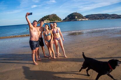 Vecinos de Lasarte en la playa de Ondarreta en San Sebastián, este sábado.