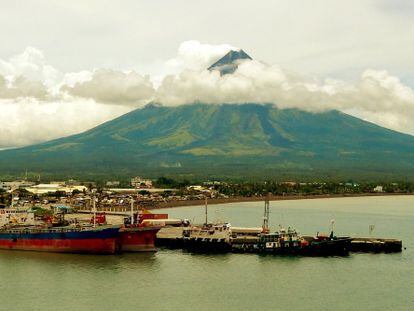 Panorámica del volcán Mayón, junto al puerto de Legazpi.