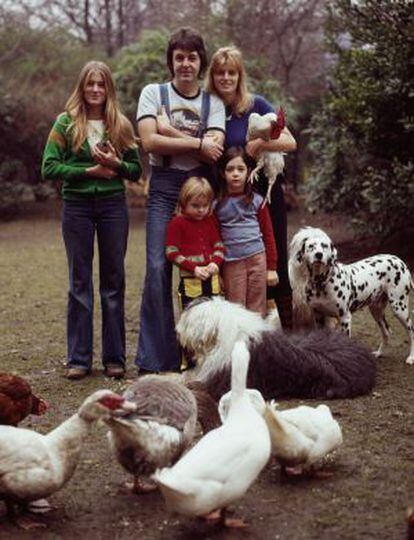 Imagen de Paul McCartney junto a su esposa Linda y sus hijos en abril de 1976.
