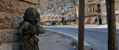 Un soldado del Ej&eacute;rcito sirio durante los combates en Malula. 