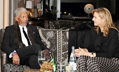 La infanta Cristina y Morgan Freeman tuvieron bastantes temas que tocar durante su reunión tras el estreno en España de <i>Invictus</i>, la última película del actor estadounidense, basada en un libro de John Carlin y en la que Freeman interpreta a Nelson Mandela. Y es que, tanto la infanta como su marido e hijos conocen personalmente al ex mandatario surafricano, ya que comparten con él cada año muchos viajes a Mozambique gracias a la amistad de la infanta con la mujer de Mandela, Graça Marchel.