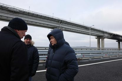El presidente de Rusia, Vladímir Putin, junto al vice primer ministro Marat Jusnullin visita este lunes el puente de Kerch, que une Rusia con la península de Crimea, dañado por un ataque el 8 de octubre. 