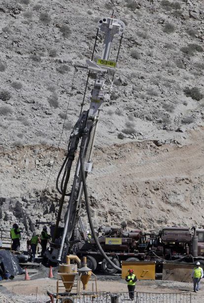 Una de las tuneladoras ha llegado a 200 metros de los 33 mineros atrapados a 700 metros de profundidad.