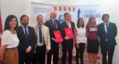 El consejero de Sanidad de la Comunidad de Madrid, Enrique Ruiz Escudero, y miembros de la Fundación Dacer durante la firma del acuerdo.