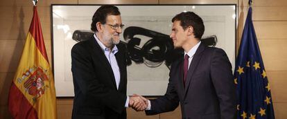 Rajoy y Rivera se saludan en su encuentro de agosto de 2016.