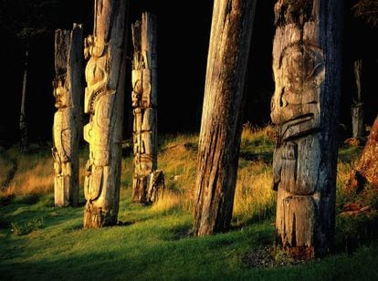 Las vírgenes islas de Haida Gwaii, en la costa de la Columbia Británica, eran conocidas como el archipiélago de la Reina Carlota. Colosales píceas y cedros envuelven este paisaje virgen y lluvioso. El águila calva y el oso deambulan por el bosque, mientras el león marino y la orca patrullan las aguas. Pero el alma de estas islas es el pueblo haida, conocido por sus canoas de guerra y las tallas de sus tótems. Se puede conocer su historia en la reserva nacional de Gwaii Haanas, que combina aldeas perdidas, cuevas funerarias y manantiales termales con la posibilidad de practicar el mejor kayak del continente.