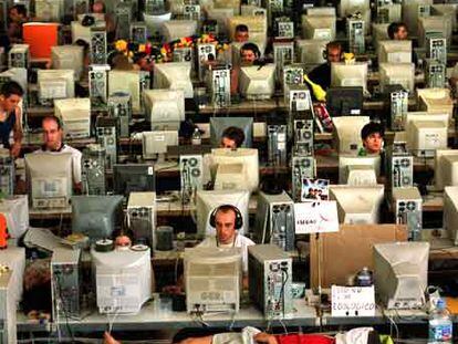 Un joven descansa sobre una mesa durante la concentración de cibernautas Campus Party 2003 en Valencia.