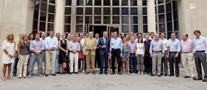 Alberto Fabra posó ayer, ante la sede del PP en Valencia, con todo el equipo de la campaña electoral del partido.