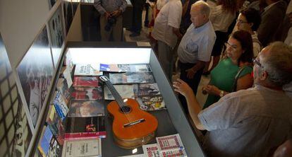 Juan Jos&eacute; T&eacute;llez frente una de las vitrinas de la exposici&oacute;n.