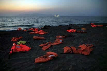 El drama dels refugiats que arriben a la costa grega suma cada dia centenars de casos. A la imatge, armilles salvavides abandonades pels immigrants sirians en una platja de Kos.