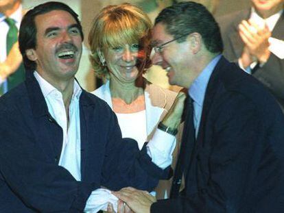 Aznar, Aguirre y Ruiz-Gallard&oacute;n en el Congreso del PP de Madrid de 2002.