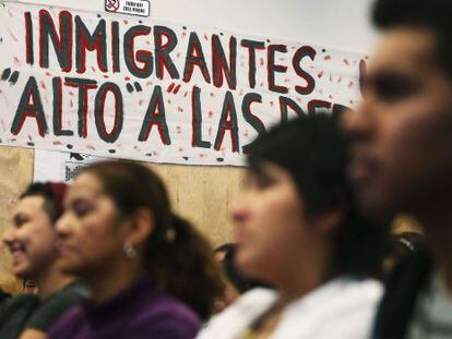 Reuni&oacute;n de inmigrantes en Nueva York durante el discurso del presidente Obama sobre la reforma. 