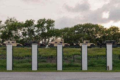 Vehículos militares aparcados a lo largo del muro fronterizo en Brownsville (Texas), el 3 de mayo de 2023.