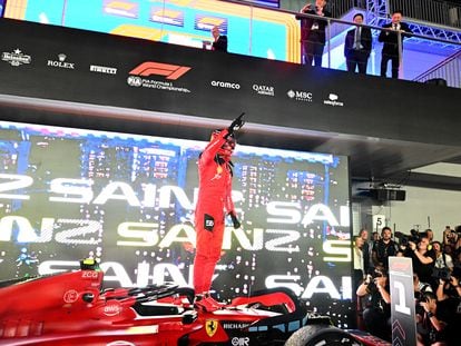 Carlos Sainz después de su victoria en el Gran Premio de Singapur de F1.