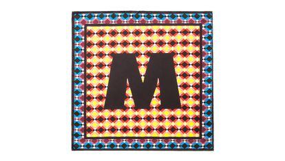 Pañuelo de seda con la letra 'M', motivo recurrente e icónico de la colección (200 euros).