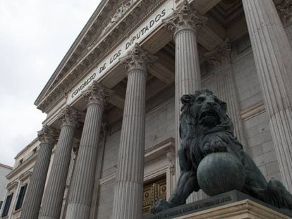 Estatuas de leones en la entrada del Congreso de los Diputados.