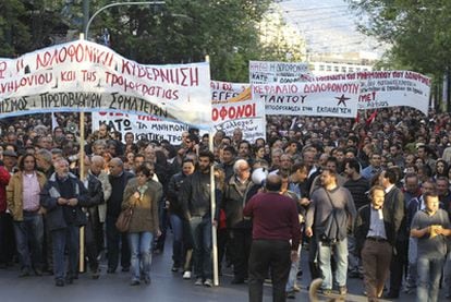 Cientos de ciudadanos protestan en Atenas contra las medidas de austeridad.