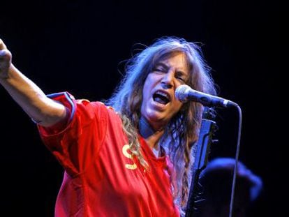 Patti Smith, con la camiseta de 'La roja', durante un concierto en Madrid en julio de 2010.
